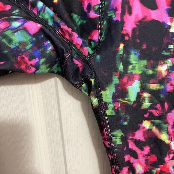 Fabletics Women's EUC Mid Rise Salar Capri Black Chroma Colorful Leggings Small - Picture 5 of 6